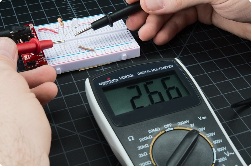 عکس از اندازه گیری ولتاژ با مولتی متر